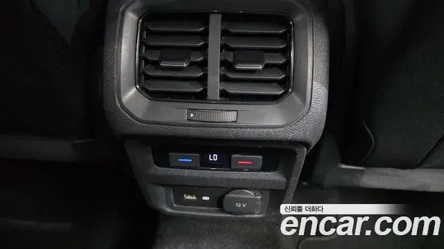 Volkswagen Tiguan 2018 — ფოტო 24/33
