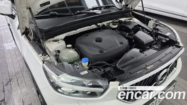 Volvo XC40 2019 — Şəkil 25/34