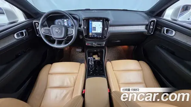 Volvo XC40 2019 — Şəkil 26/34