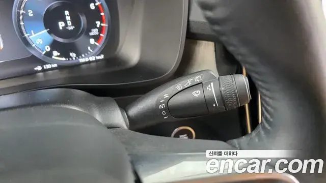 Volvo XC40 2019 — Şəkil 14/34