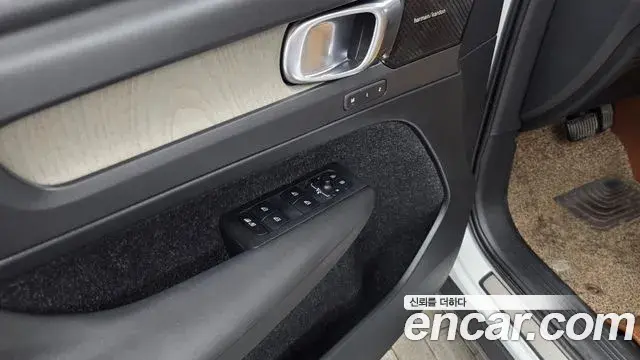 Volvo XC40 2019 — Şəkil 21/34