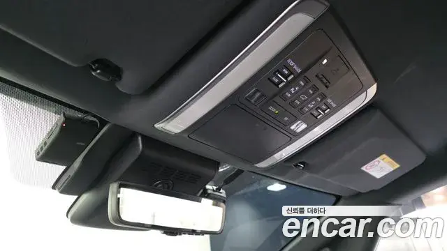Toyota Alphard 2025 — Photo 21/32