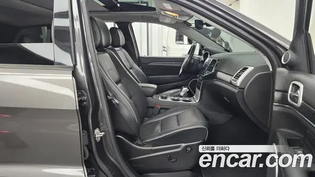 Jeep Grand Cherokee 2021 — Photo 26/32
