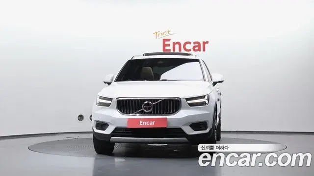 Volvo XC40 2020 — ფოტო 30/34