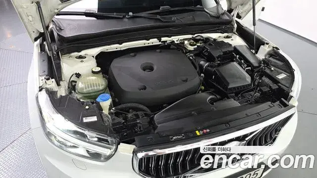 Volvo XC40 2020 — ფოტო 18/34