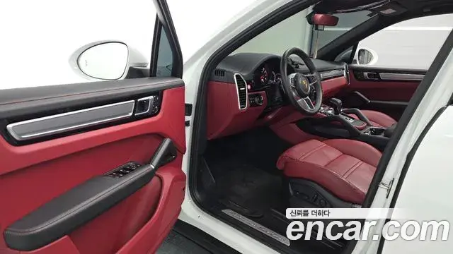 Porsche Cayenne 2023 — ფოტო 4/20