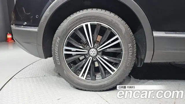 Volkswagen Tiguan 2019 — ფოტო 6/20
