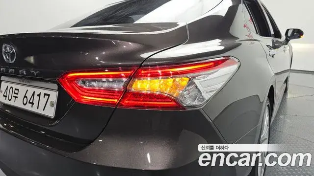 Toyota Camry 2018 — ფოტო 20/35