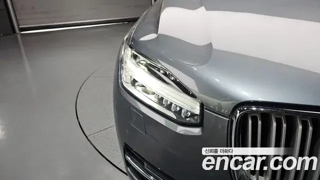 Volvo XC90 2019 — Şəkil 32/35
