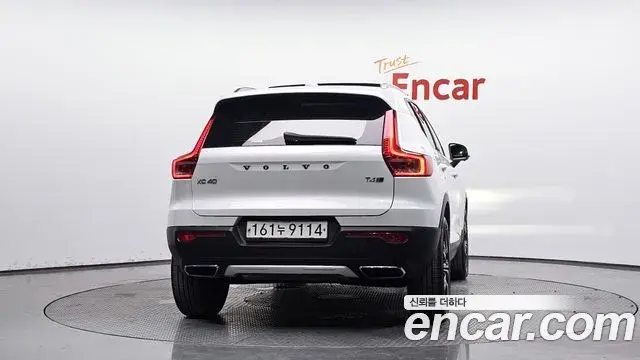 Volvo XC40 2020 — ფოტო 25/30