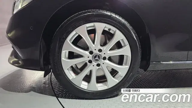 Mercedes-Benz E-Class 2018 — Photo 18/32