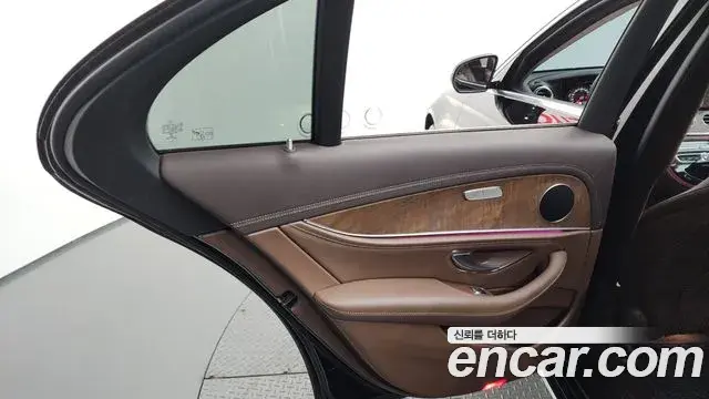 Mercedes-Benz E-Class 2019 — Şəkil 21/32