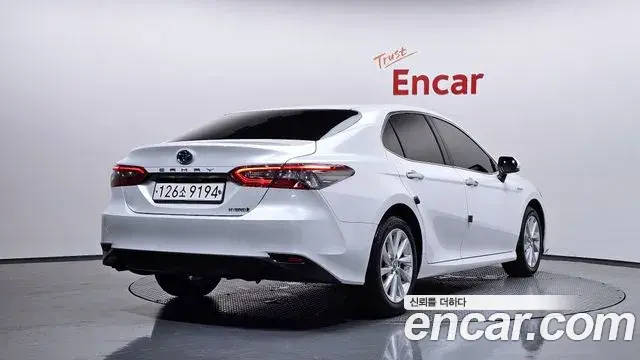 Toyota Camry 2023 — ფოტო 24/32