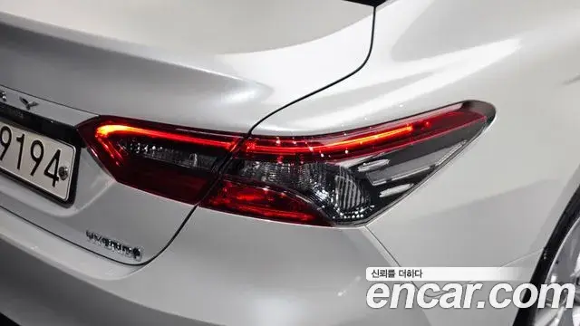 Toyota Camry 2023 — ფოტო 22/32
