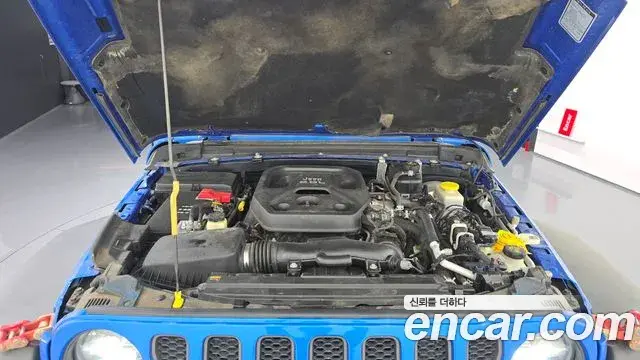 Jeep Wrangler 2021 — ფოტო 18/20