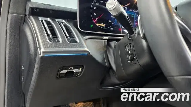 Mercedes-Benz S-Class 2023 — Photo 6/33