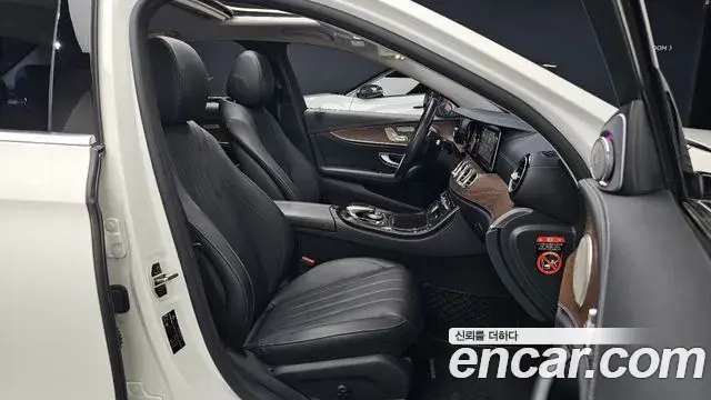 Mercedes-Benz E-Class 2019 — Фото 11/20