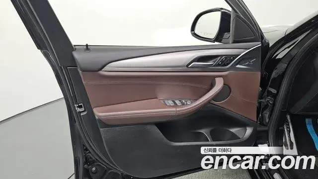 BMW X4 2021 — Şəkil 18/31