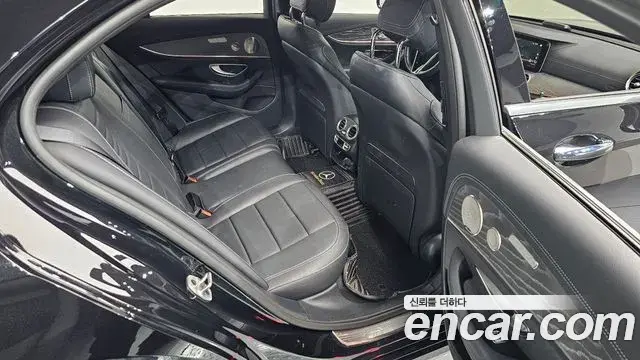 Mercedes-Benz E-Class 2022 — ფოტო 11/34