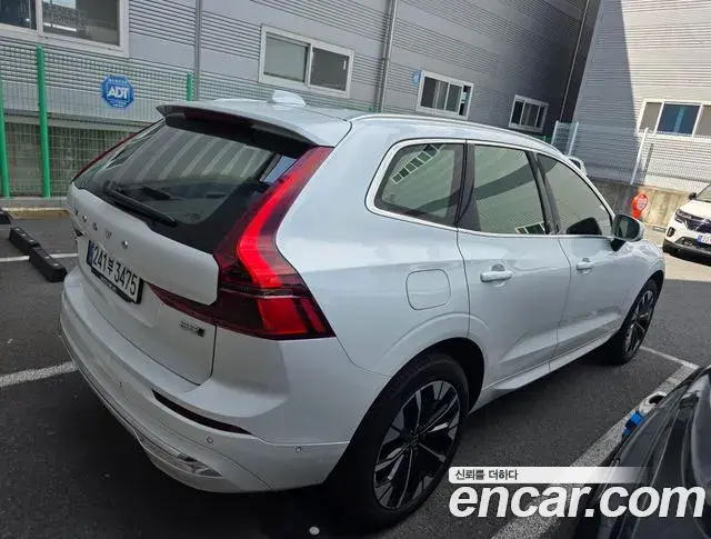 Volvo XC60 2025 — ფოტო 7/10