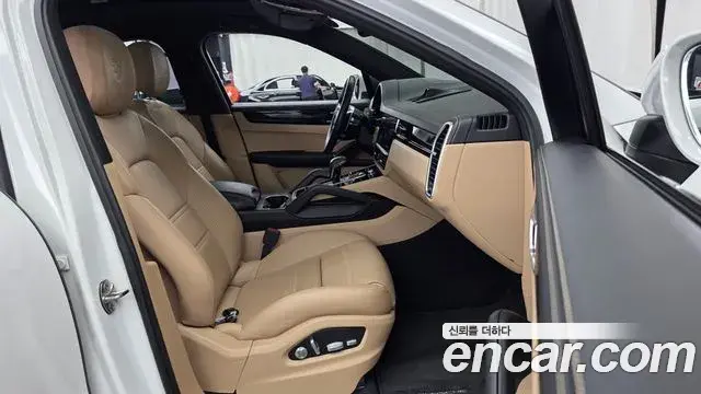 Porsche Cayenne 2020 — ფოტო 10/36