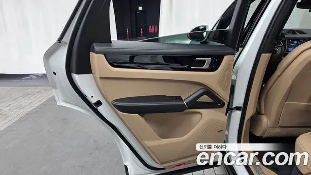 Porsche Cayenne 2020 — ფოტო 22/36