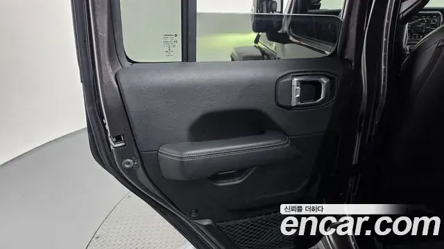 Jeep Wrangler 2021 — Photo 19/29