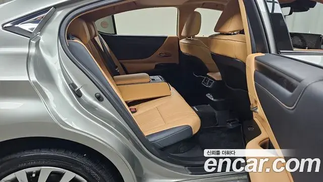 Lexus ES300h 2023 — Şəkil 17/31