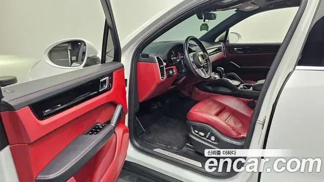Porsche Cayenne 2019 — ფოტო 17/30