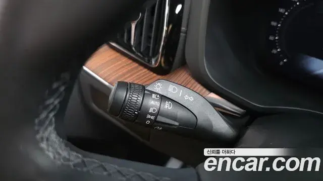 Volvo XC60 2025 — ფოტო 18/35