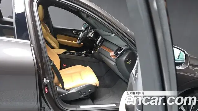 Volvo XC60 2025 — Şəkil 22/33