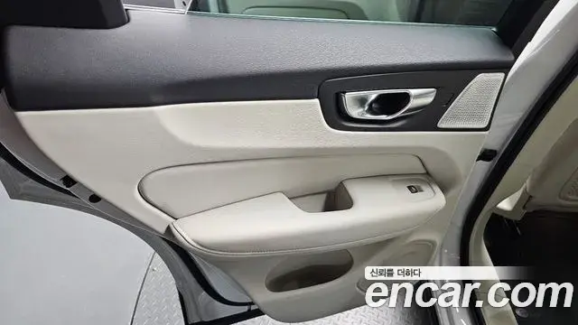 Volvo XC60 2025 — ფოტო 30/38
