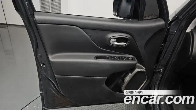 Jeep Renegade 2023 — Photo 1/38