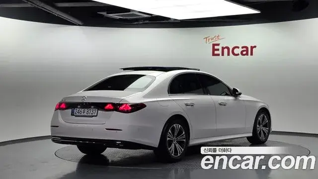 Mercedes-Benz E-Class 2024 — Photo 2/20