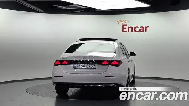 Mercedes-Benz E-Class 2024 — Photo 4/20