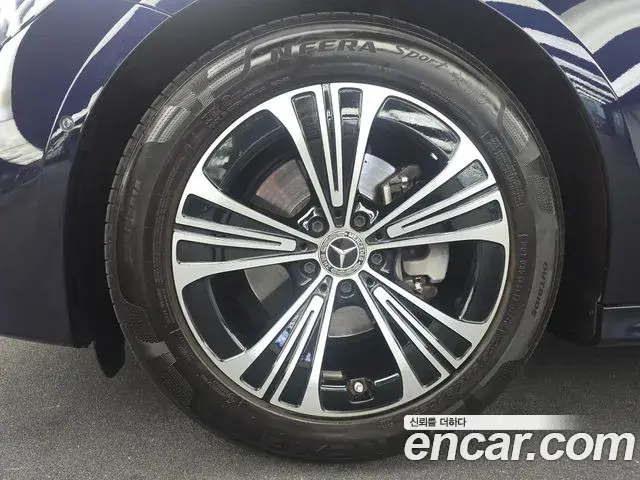 Mercedes-Benz E-Class 2024 — Photo 5/17