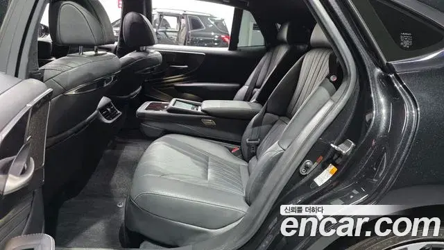 Lexus LS500 2021 — ფოტო 16/20