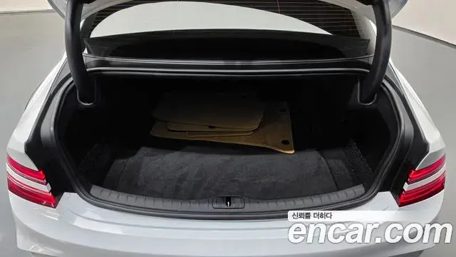 Genesis Electrified G80 2024 — Photo 18/20