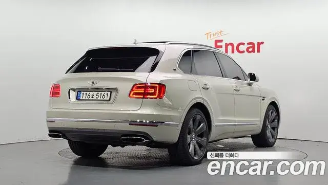 Bentley Bentayga 2018 — Photo 12/20