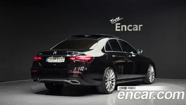 Mercedes-Benz E-Class 2022 — Photo 2/20