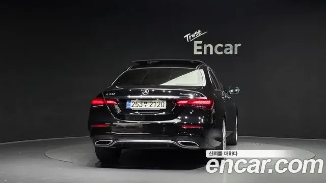 Mercedes-Benz E-Class 2022 — Photo 4/20