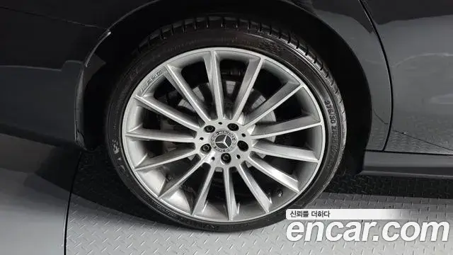Mercedes-Benz E-Class 2022 — Photo 5/20