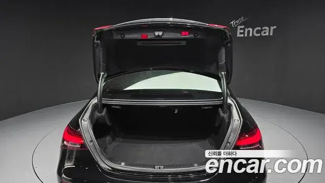 Mercedes-Benz E-Class 2022 — Photo 20/20