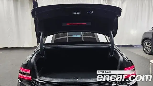 Genesis Electrified G80 2022 — Photo 18/20