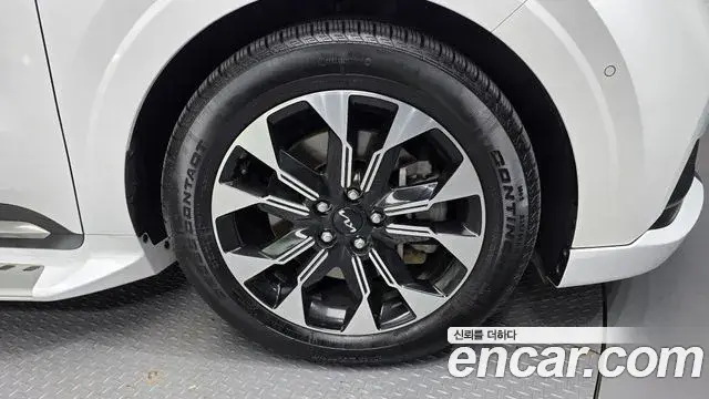 Kia Carnival 2023 — ფოტო 13/20