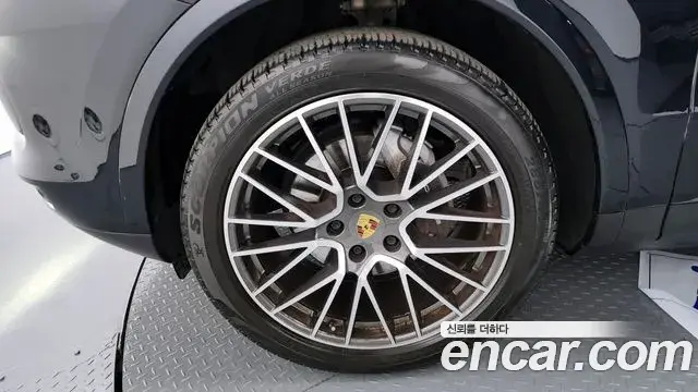 Porsche Cayenne 2021 — Photo 7/20