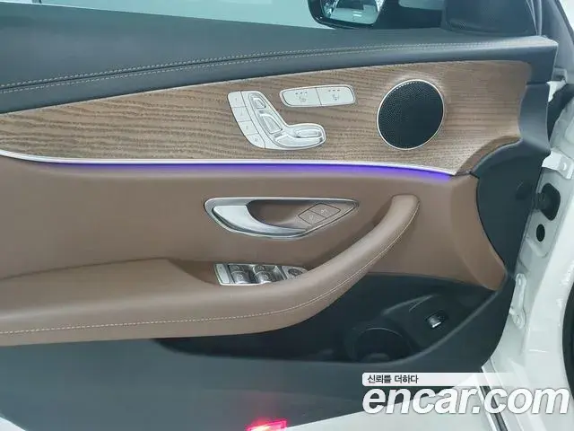 Mercedes-Benz E-Class 2023 — ფოტო 8/17