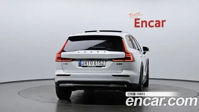 Volvo V60 Cross Country 2023 — Фото 4/20