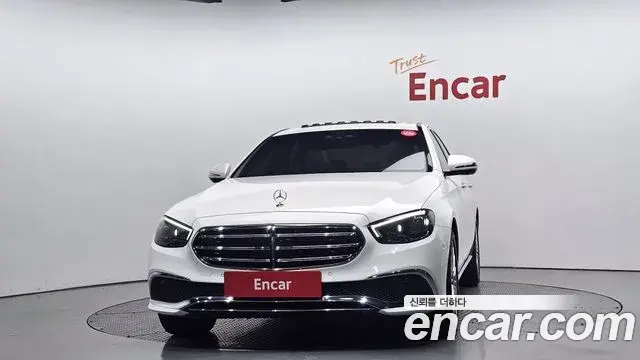 Mercedes-Benz E-Class 2022 — Photo 19/20