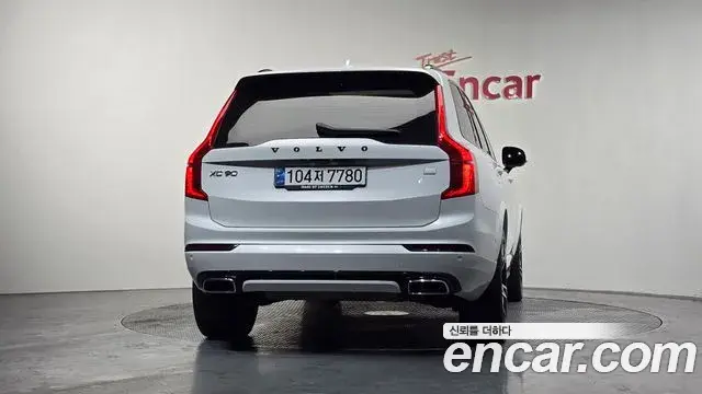 Volvo XC90 2020 — ფოტო 14/20